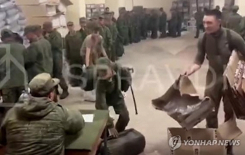 18일(현지시간) 우크라이나 문화정보부 산하 전략소통·정보보안센터(SPRAVDI)가 북한군으로 추정되는 군인들이 줄을 서서 러시아 보급품을 받고 있다고 공개한 영상.    [우크라군 전략소통·정보보안센터 X캡처]